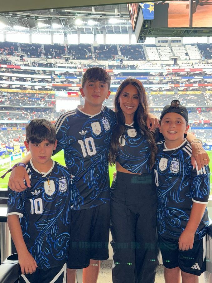 Antonela và các con cổ vũ Messi trong trận đấu lịch sử