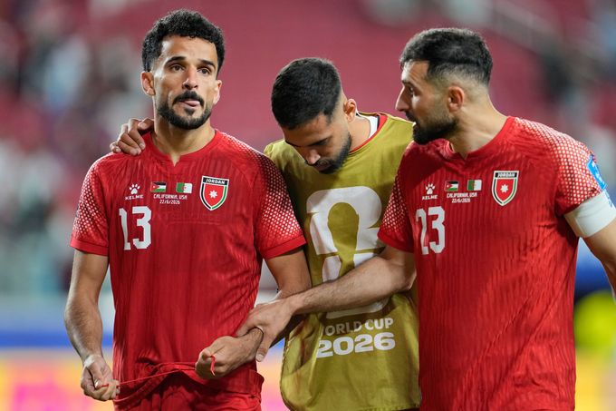 Hậu vệ Ehsan Haddad cùng các cầu thủ Jordan thất vọng sau trận thua Algeria - hình ảnh tiêu biểu cho việc Jordan bị loại khỏi World Cup 2026