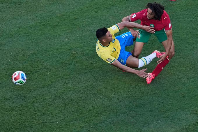 Casemiro tranh chấp trên mặt cỏ MetLife tại World Cup 2026