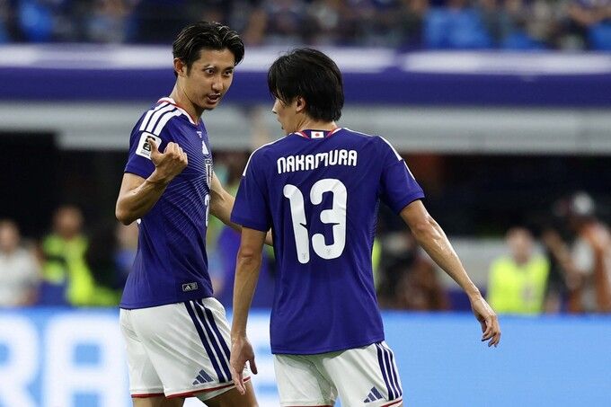 Hậu vệ Nhật Bản Hiroki Ito trao đổi với Keito Nakamura trong trận hòa Hà Lan 2-2 tại World Cup 2026