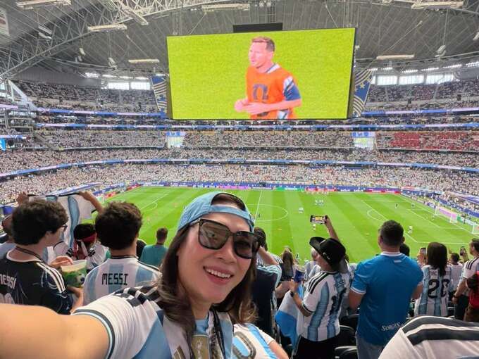 Mỹ Tâm chụp ảnh tại sân AT&T Dallas