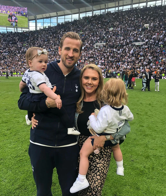 Katie Goodland cùng con chụp ảnh kỷ niệm với Harry Kane tại sân vận động