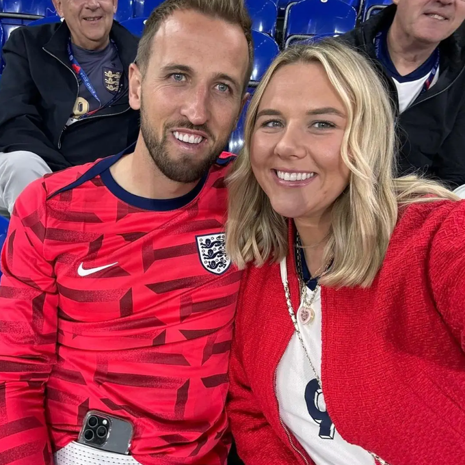 Harry Kane và vợ Katie Goodland trong chuyện tình lãng mạn