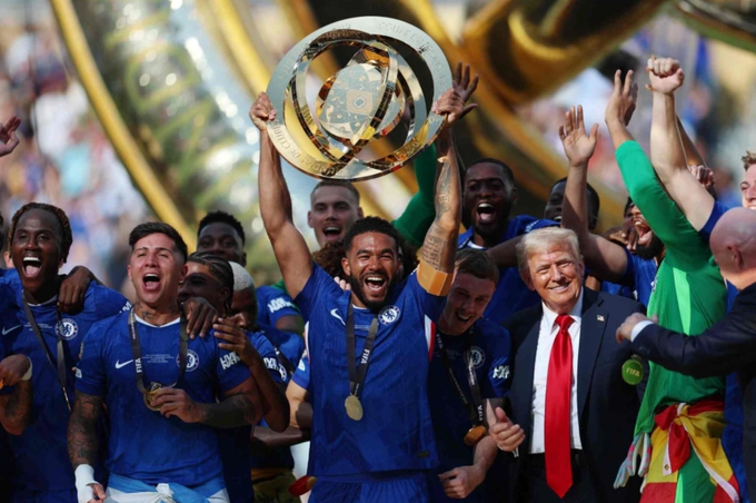 Đội trưởng Chelsea Reece James nâng cao Cup vô địch World Cup 2026 cùng Tổng thống Trump