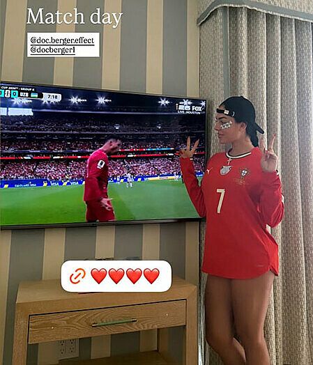 Georgina Rodriguez chụp ảnh khi xem Ronaldo thi đấu