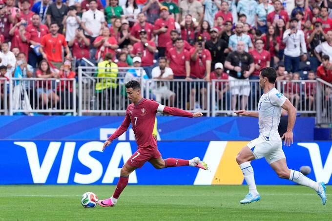 Cristiano Ronaldo ghi bàn trong trận Bồ Đào Nha thắng Uzbekistan World Cup 2026