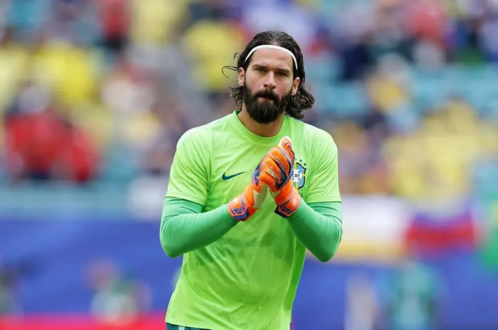 Thủ môn Alisson khởi động trước trận Brazil thắng Scotland