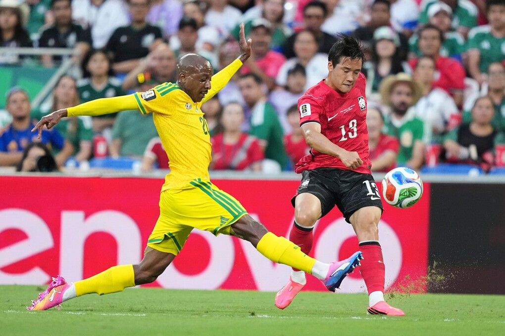 Hậu vệ Hàn Quốc Lee Tae-seok phá bóng trong trận Hàn Quốc hòa Nam Phi World Cup 2026
