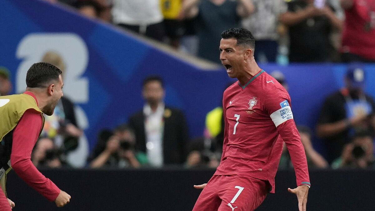 Ronaldo IQ 200: Pha đá phạt 'diễn xuất' đỉnh cao khiến cả thế giới thán phục