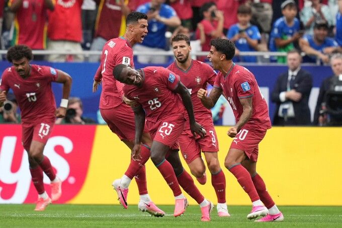 Nuno Mendes ăn mừng bàn thắng sau pha đá phạt thông minh với Ronaldo IQ 200