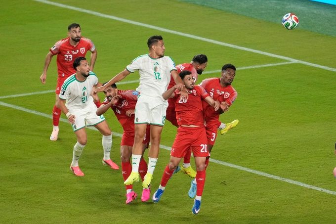 Nadhir Benbouali đánh đầu ghi bàn cho Algeria trước Jordan tại World Cup 2026