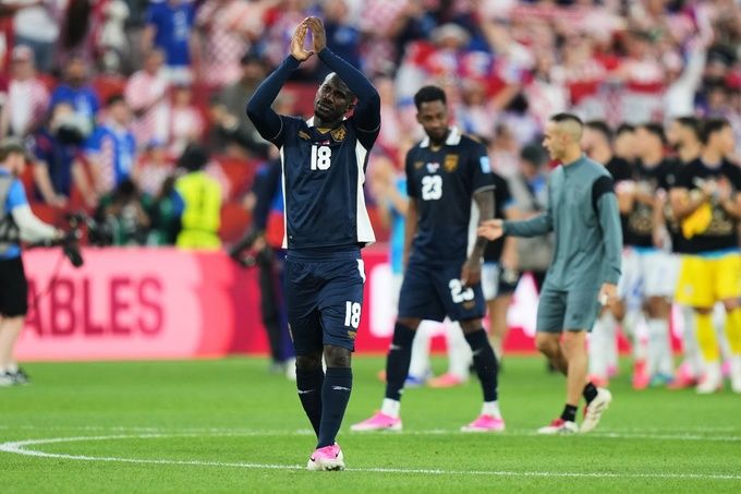 Cecilio Waterman chào người hâm mộ Panama sau trận thua Croatia tại World Cup 2026