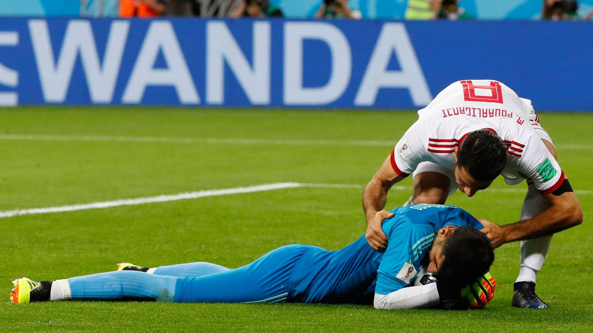 Alireza Beiranvand cản phá penalty trước Cristiano Ronaldo tại World Cup 2018