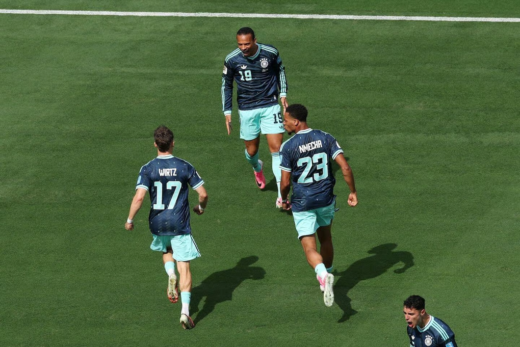 Leroy Sane ăn mừng bàn thắng cho Đức nhưng không thể giúp đội nhà tránh thất bại trước Ecuador