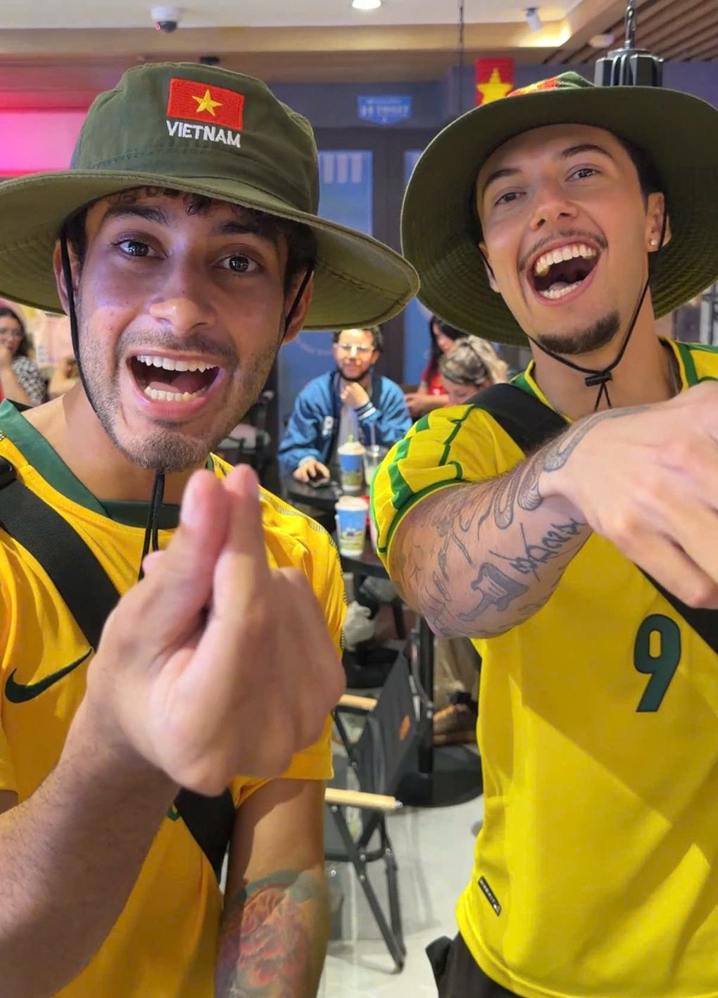 Will Courageux xem World Cup 2026 cùng bạn bè tại quán cà phê Hà Nội