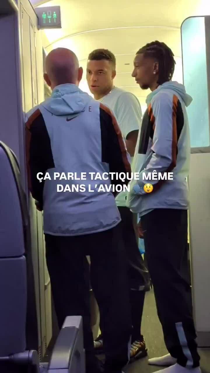 Guy Stephan bàn chiến thuật với Mbappe và Olise