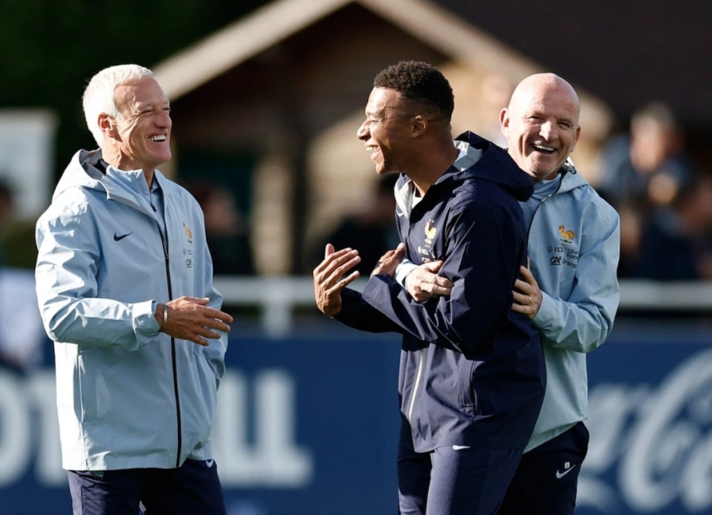Guy Stephan cười đùa với Mbappe và Deschamps