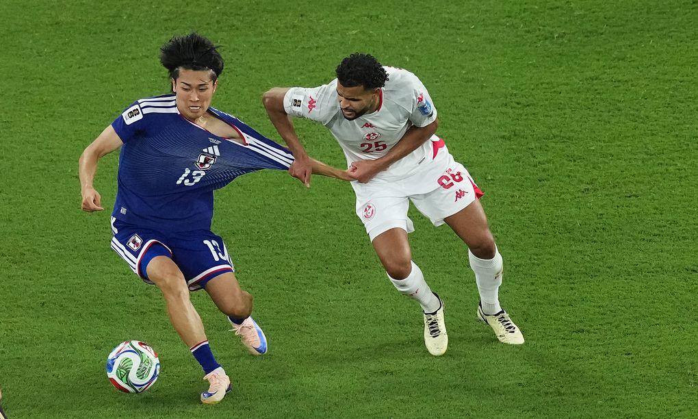 Keito Nakamura đi tất ngắn trong trận gặp Tunisia tại World Cup 2026