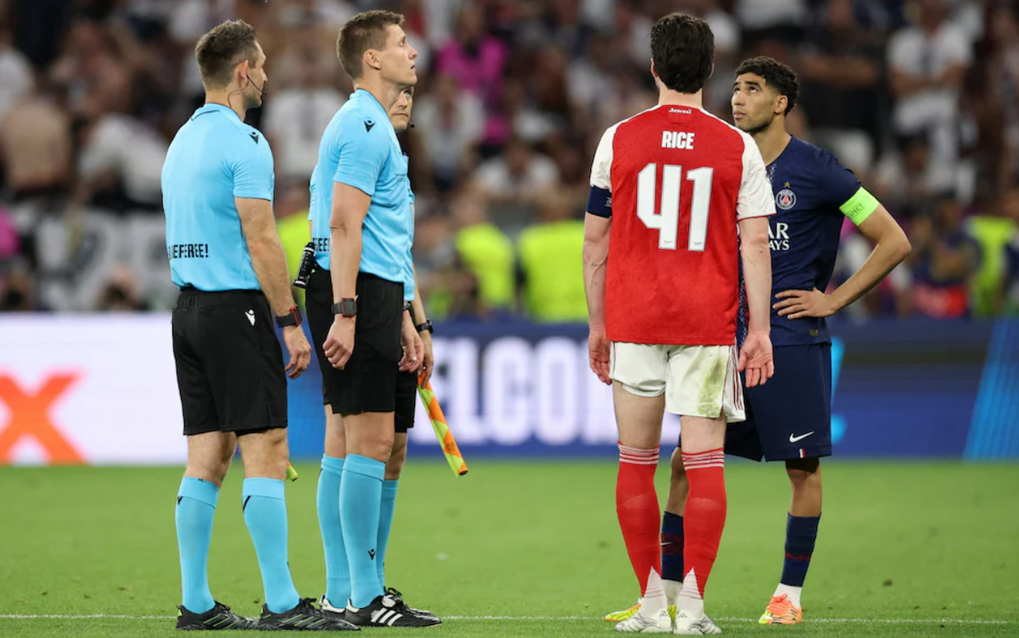 Thủ tục tung đồng xu trước loạt luân lưu trận Arsenal vs PSG, minh họa cho quy định luân lưu hiện tại