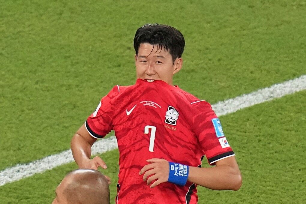 Hàn Quốc thua Nam Phi - Son Heung-min cắn áo thất vọng