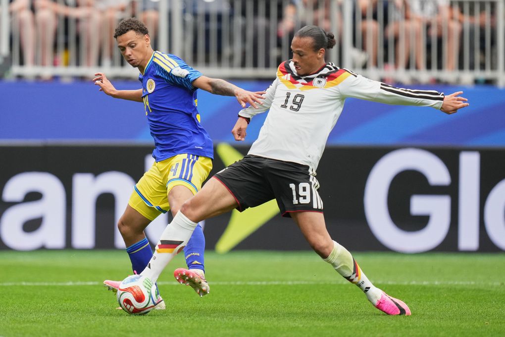 Deveron Fonville tranh bóng với Leroy Sane trong trận Đức thắng Curacao 7-1 tại World Cup 2026