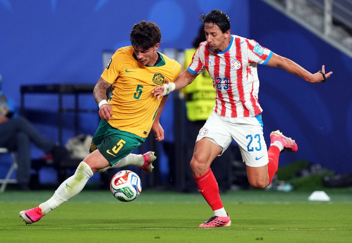 Jordan Bos đi bóng trong trận Australia Paraguay hòa 0-0
