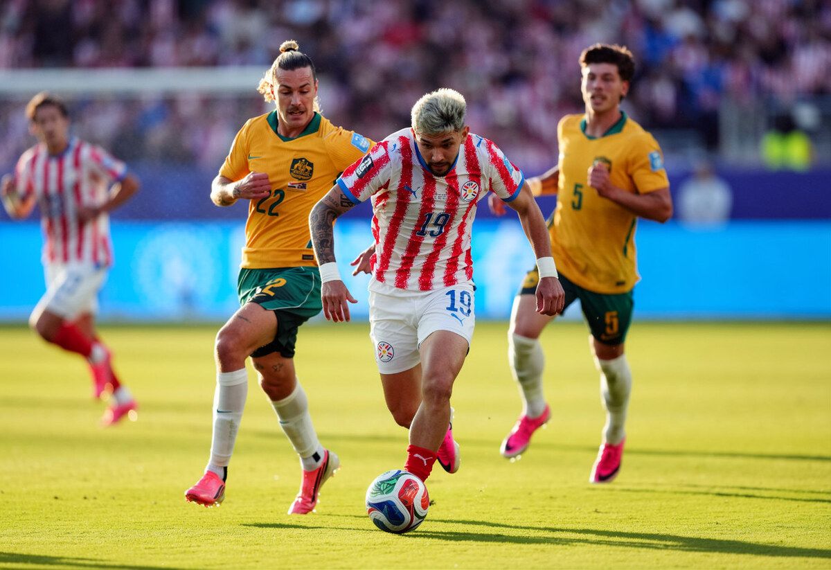 Enciso đi bóng trong trận Australia Paraguay hòa 0-0