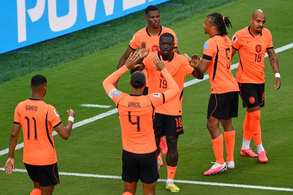Brian Brobbey và Virgil van Dijk ăn mừng bàn thắng cho Hà Lan