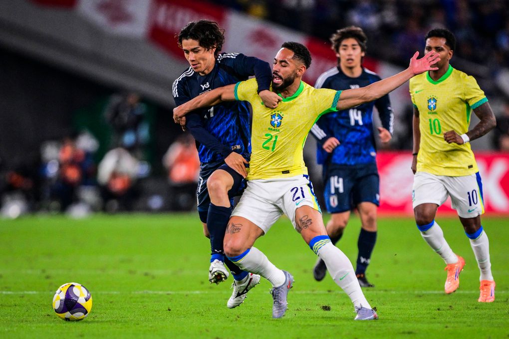 Ao Tanaka tranh chấp với Matheus Cunha trong trận giao hữu Brazil - Nhật Bản