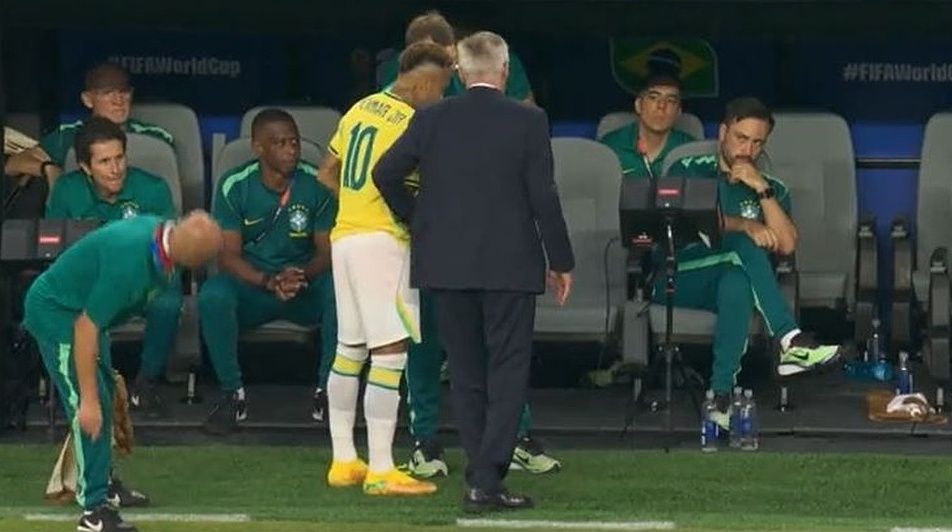 Davide Ancelotti hiểu lầm Neymar khi liếc nhìn và lắc đầu