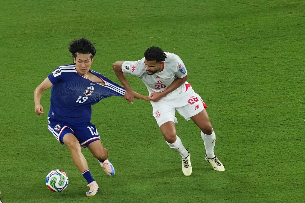Nakamura đi tất thấp trong trận gặp Tunisia - hình ảnh cho thấy thói quen Nakamura thay tất thường xuyên