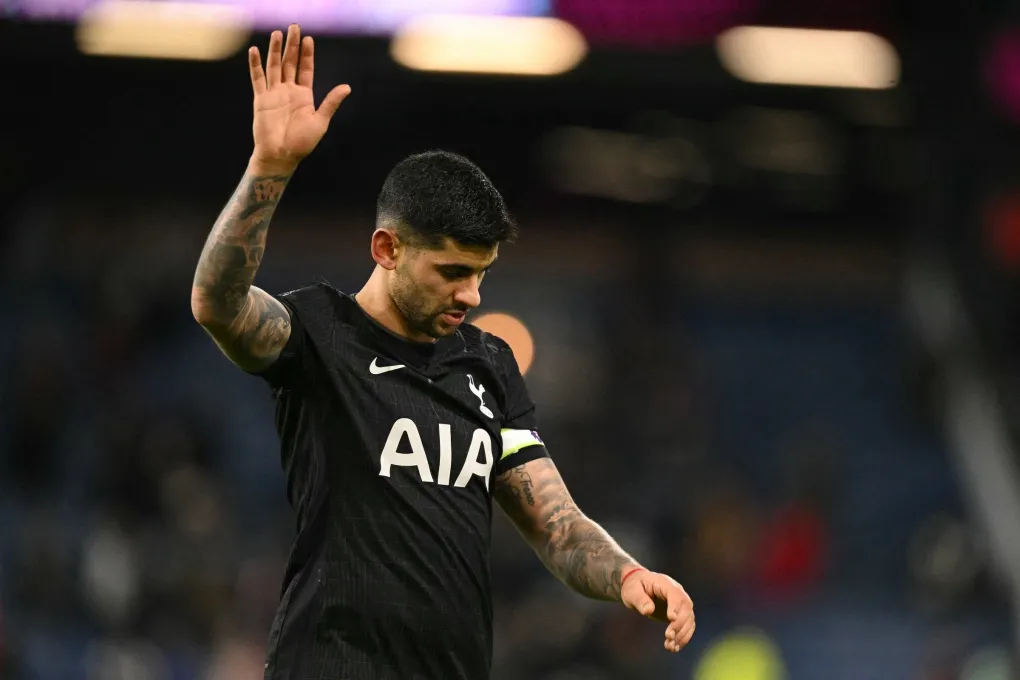 Cristian Romero rời sân sau trận gặp Burnley