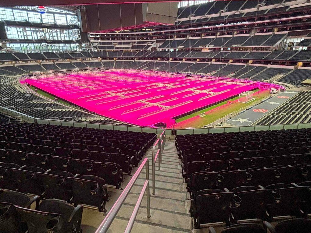 Hệ thống đèn chiếu sáng ánh sáng hồng giúp chăm sóc cỏ tại sân vận động Dallas