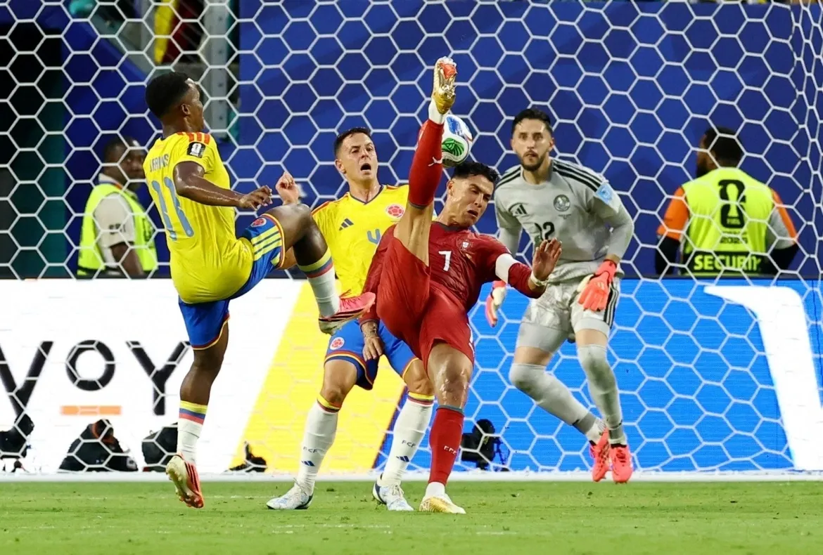 Ronaldo ngả người móc bóng trong trận gặp Colombia