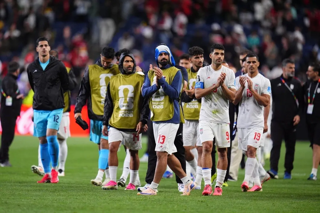 Cầu thủ Iran đi quanh sân cảm ơn cổ động viên tại World Cup 2026