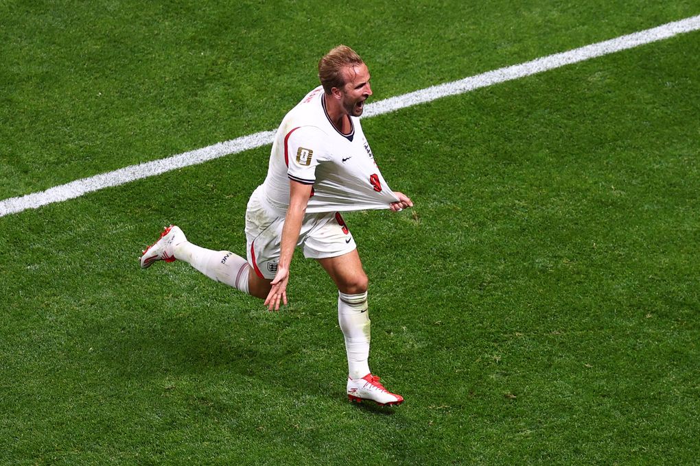 Harry Kane mừng bàn ấn định chiến thắng 2-1 cho Anh