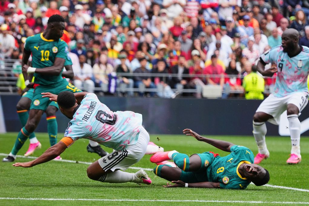 Lamine Camara phạm lỗi với Youri Tielemans dẫn đến penalty cho Bỉ tại World Cup 2026
