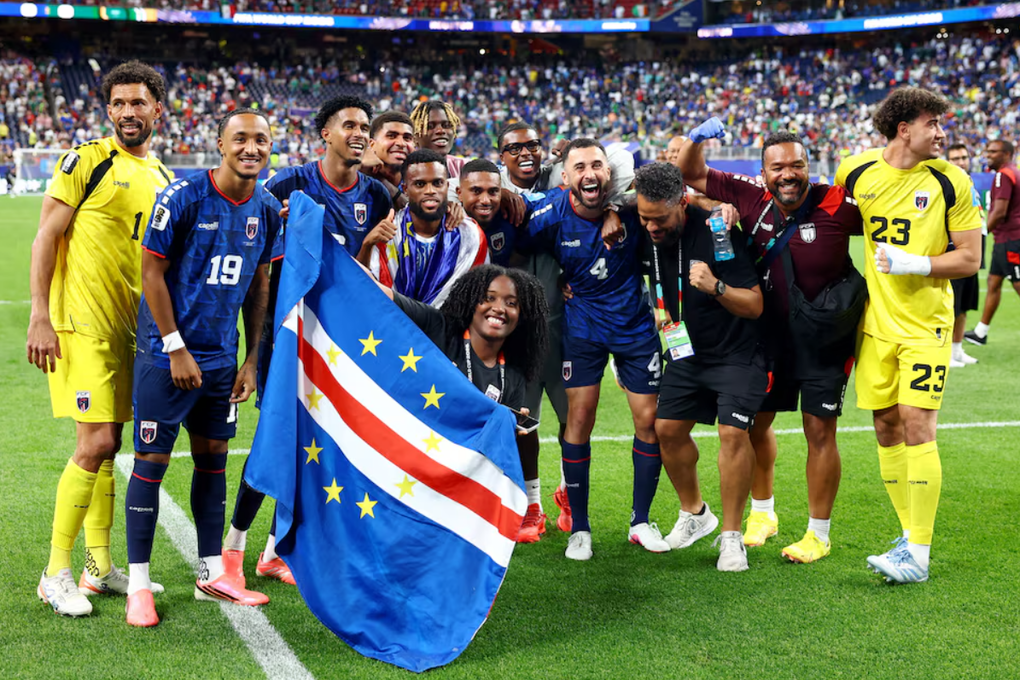 Cape Verde gây sốc Argentina - đội ăn mừng sau trận hòa Saudi Arabia