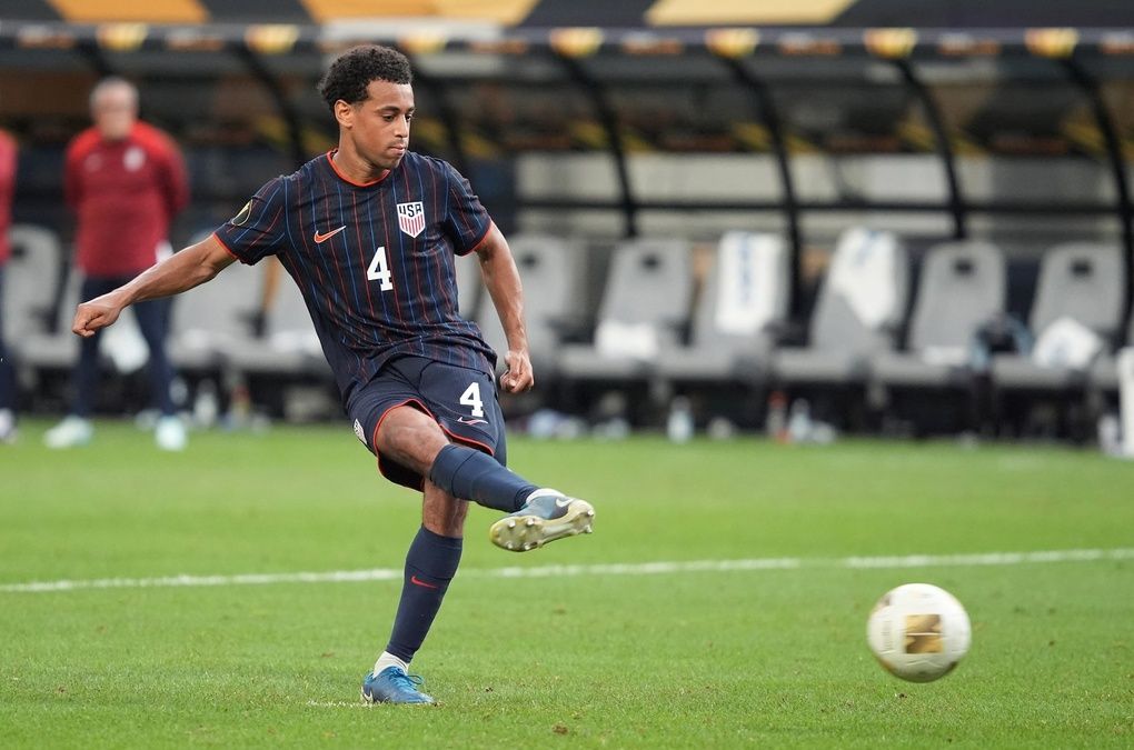 Tyler Adams thực hiện quả luân lưu trong trận gặp Costa Rica, minh họa cho công nghệ luyện sút luân lưu của đội tuyển Mỹ