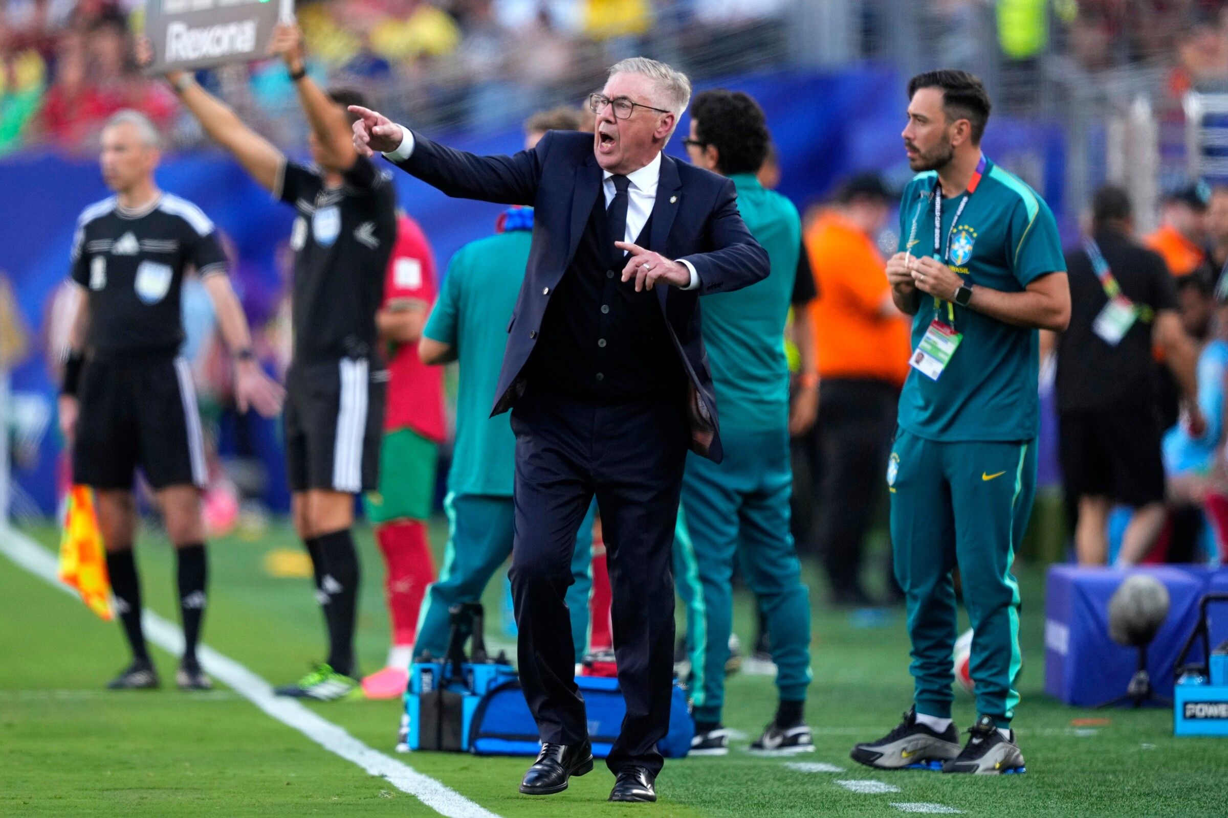 HLV Carlo Ancelotti chỉ đạo chiến thuật giúp Brazil ngược dòng Nhật Bản