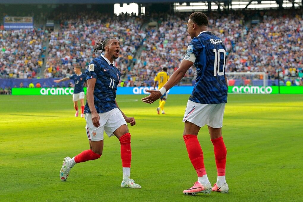 Michael Olise điểm 10 cùng Mbappe mừng bàn thắng