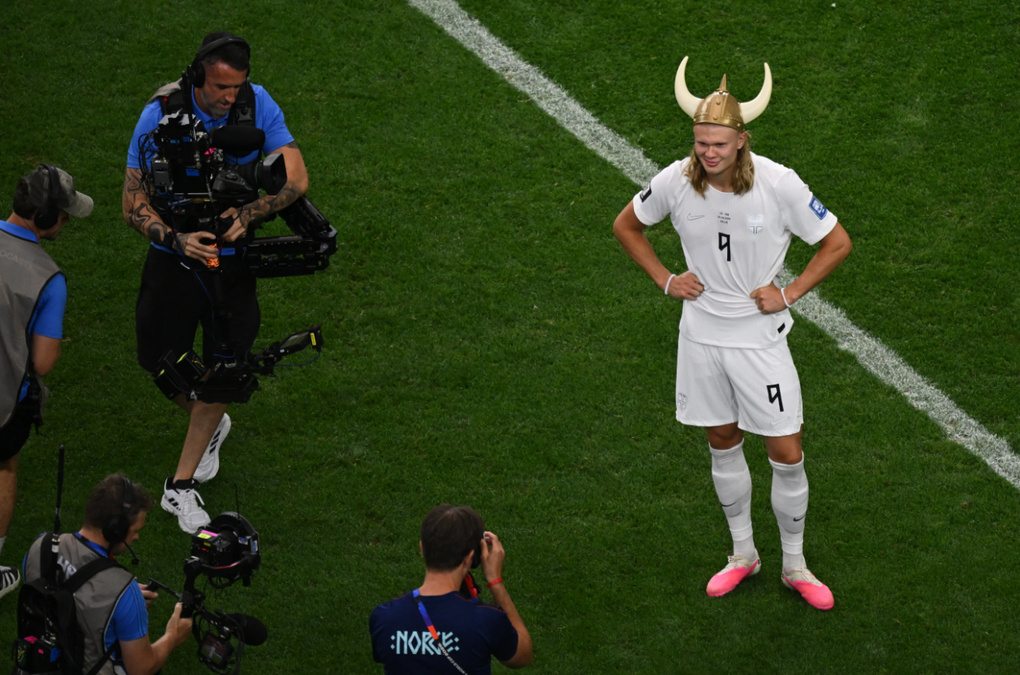 Na Uy thắng Bờ Biển Ngà: Erling Haaland vui mừng với chiếc mũ Viking