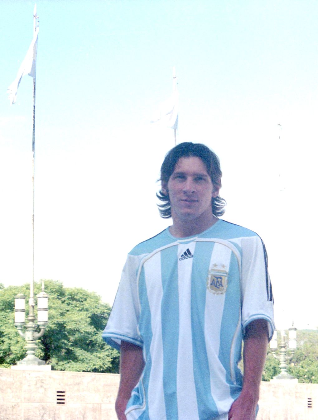 Messi 18 tuổi gầy gò trong buổi chụp hình