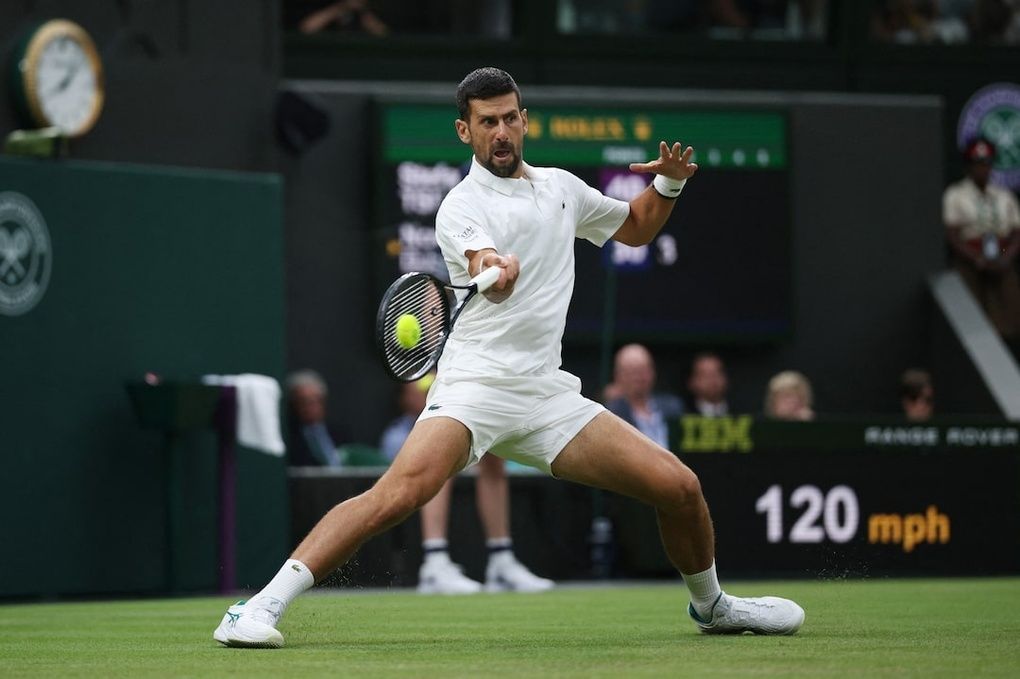 Novak Djokovic đánh thuận tay trong trận gặp Tsitsipas tại Wimbledon