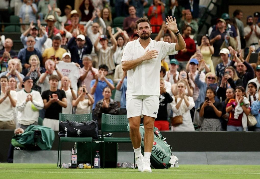 Wawrinka vẫy chào khán giả trên sân Wimbledon