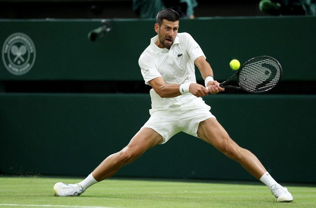 Novak Djokovic đánh trái tay tại Wimbledon 2026