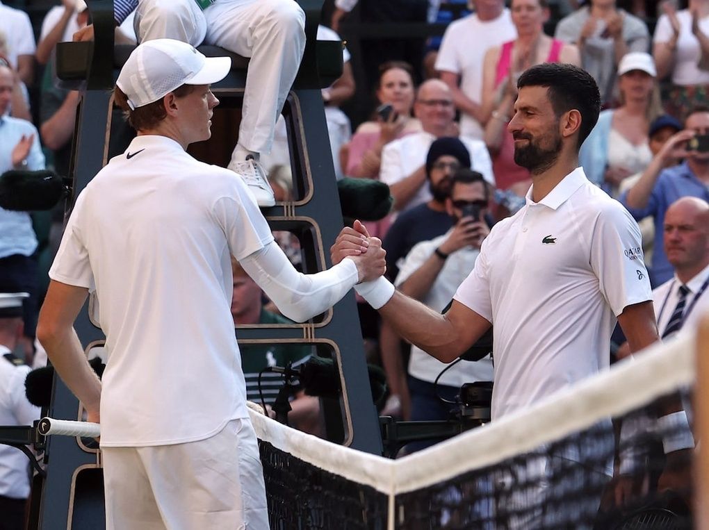 Wimbledon 2025 - Sinner bắt tay Djokovic sau trận bán kết 2024