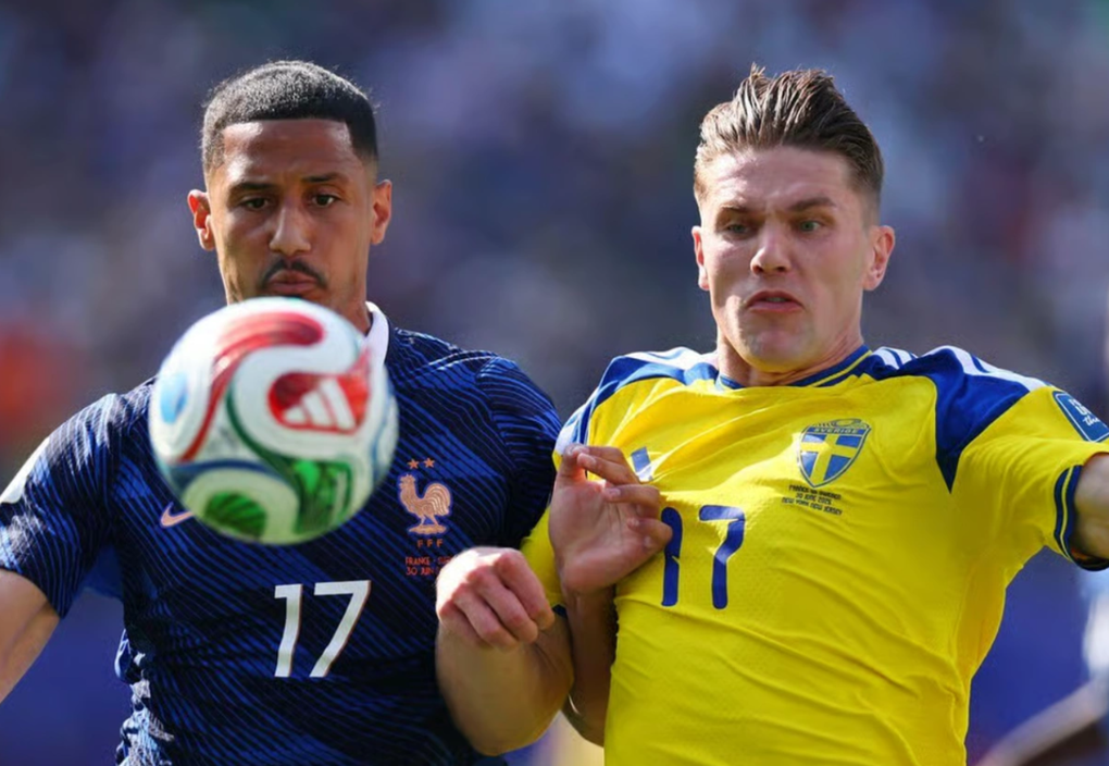 Viktor Gyokeres tranh bóng với William Saliba trong trận đấu có trọng tài thiên vị Pháp
