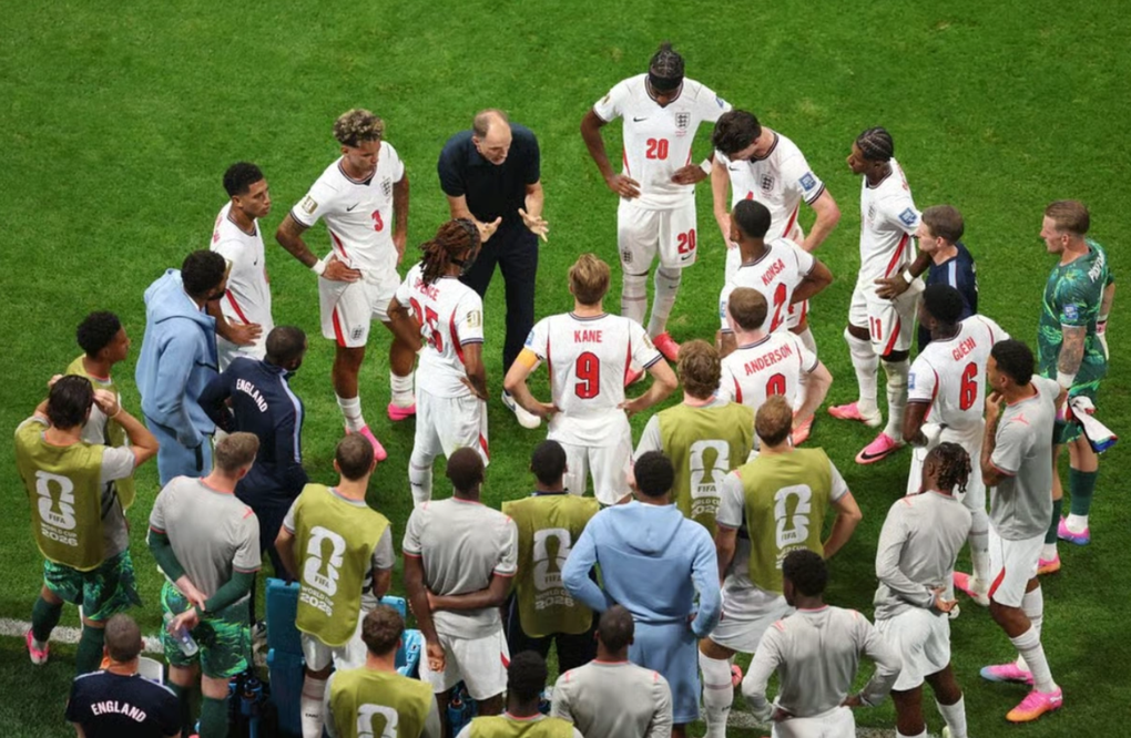 HLV Thomas Tuchel chỉ đạo các cầu thủ Anh trong quãng nghỉ tiếp nước tại World Cup 2026