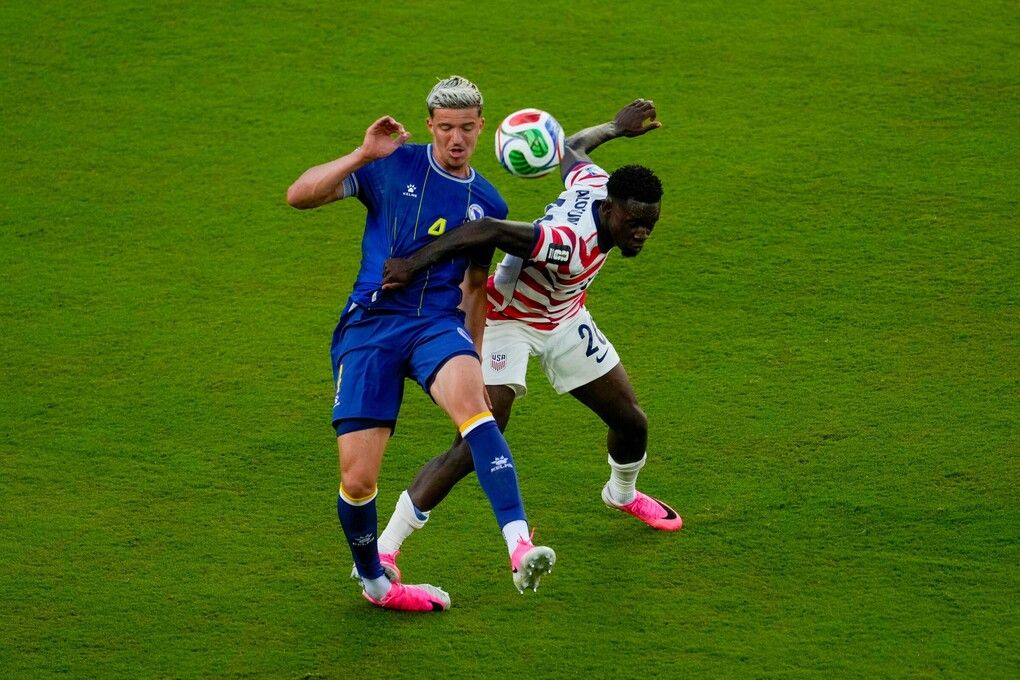 Folarin Balogun phạm lỗi dẫn đến thẻ đỏ trong trận Mỹ vào vòng 1/8 World Cup 2026